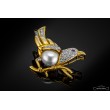 Złota broszka z diamentami, rubinem i perłą